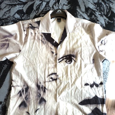 Chemise blanche avec yeux
