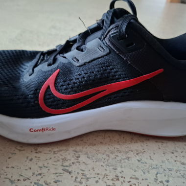Scarpe da running Nike nere con Swoosh rosso