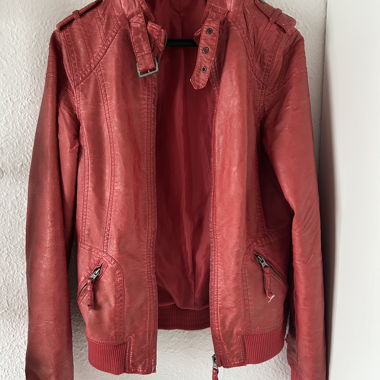 Rote Lederjacke