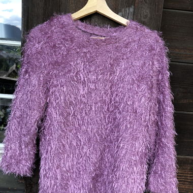 Violetter Flauschpullover