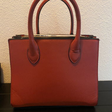 Sac à main rouge avec plusieurs compartiments