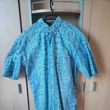 Chemise bleue avec motifs
