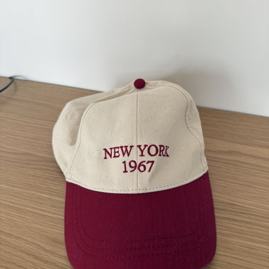 Beige-rote Cap „New York 1967“
