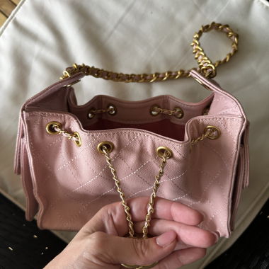 Rosa gesteppte Handtasche mit Kettenhenkel