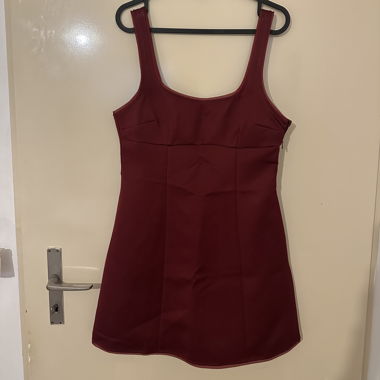 Bordeauxrote Kleid