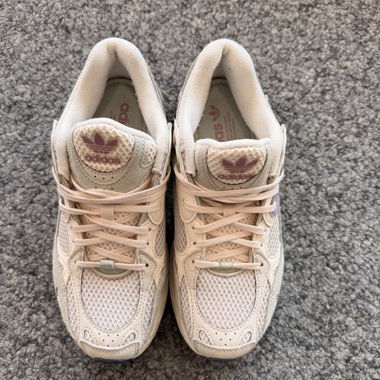 Adidas sneakers beige/pink size 4 2/3