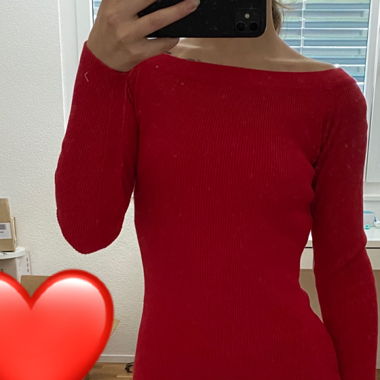 schulterfreies rotes Kleid