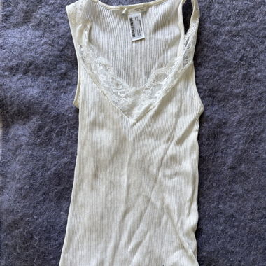 Débardeur blanc côtelé en dentelle