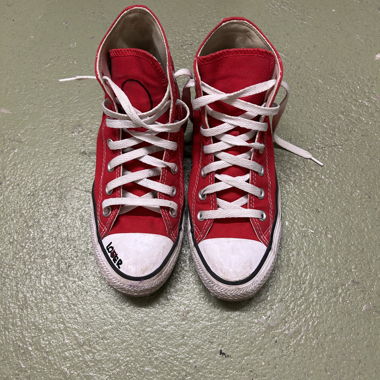 Rote Converse Schuhe