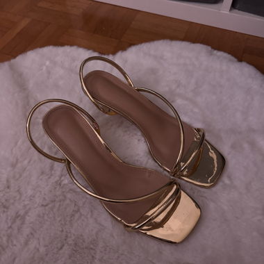 goldene kitten-heels