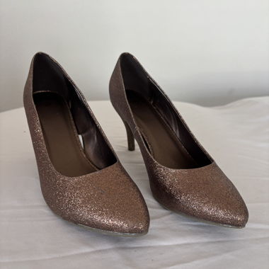 Glitzer-Pumps mit Absatz