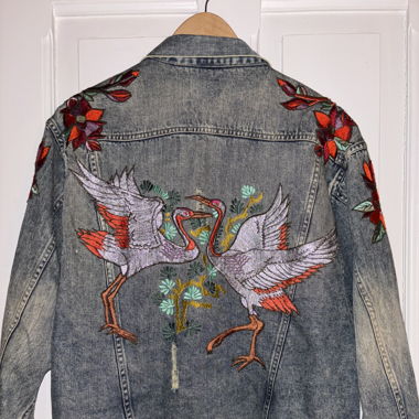 Jeansjacke mit Stickerei