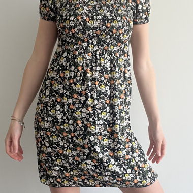 Kurzes Sommerkleid mit Blumen