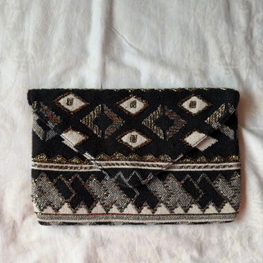 Pochette tissée noire et écrue
