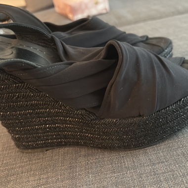 Zeppe nere con fascia incrociata