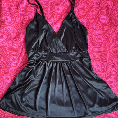 Top in raso nero