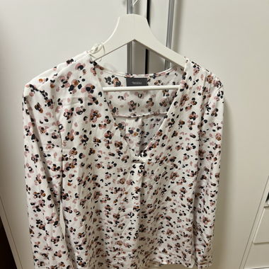 weisse Bluse mit Muster