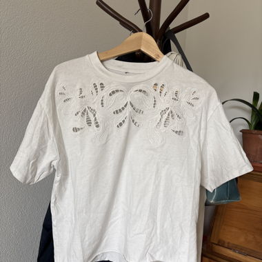 Weisses Sweatshirt mit Stickerei