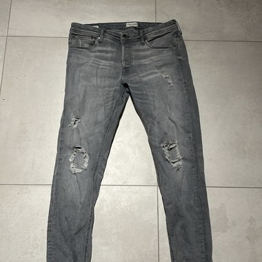 Jeans gris à trous devant