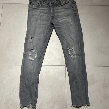 Jeans gris à trous devant
