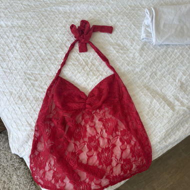 Top in pizzo rosso