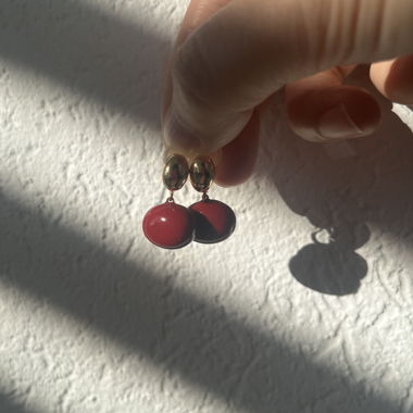Boucles d'oreilles pendantes dorées et rouges (clip)