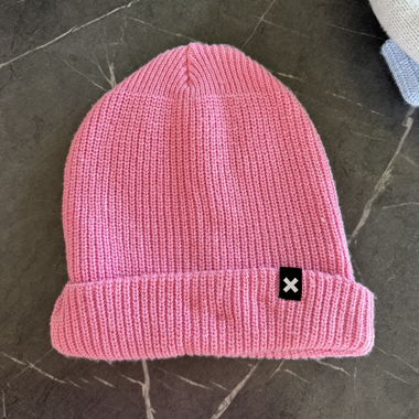 Cappellino in maglia rosa