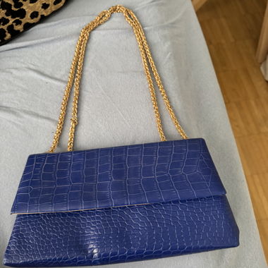 Blue clutch with chain