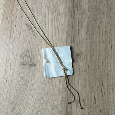 Collana color oro con pietra