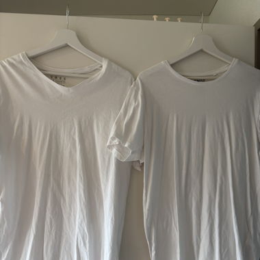 2 weisse Shirts