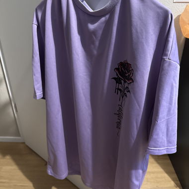 T-shirt oversize grafica lilla