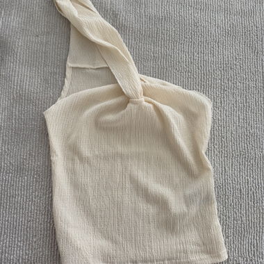 Cremefarbenes One-Shoulder-Top
