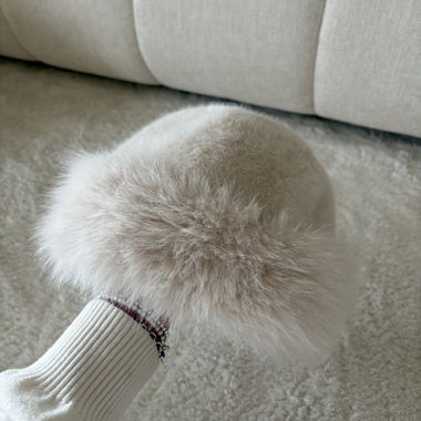 Cappello in pelliccia bianco
