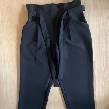  Schwarze Hose von Please Gr M mit Bindegürtel 