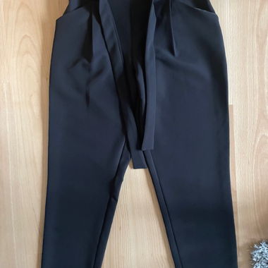  Schwarze Hose von Please Gr M mit Bindegürtel 
