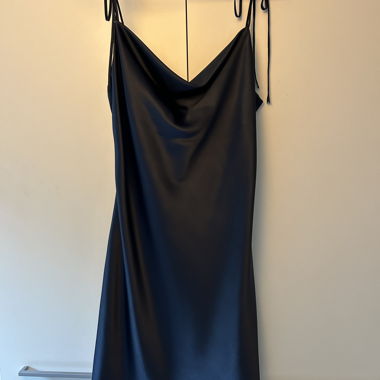 Robe en satin bleu marine