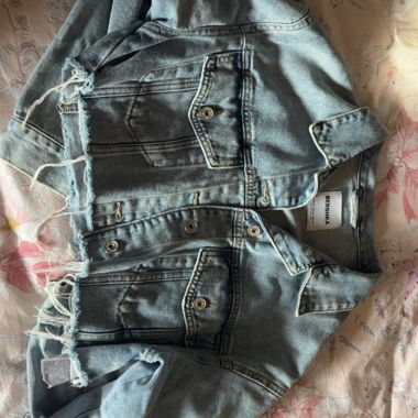 Kurze Jeansjacke von Bershka