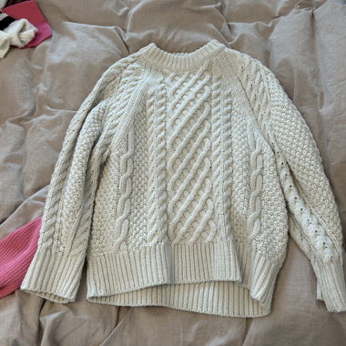 Cremefarbener Zopfmuster-Pullover