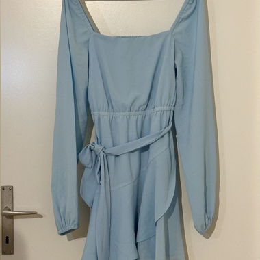 Robe bleu clair à manches longues