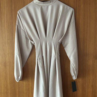 Robe longue beige modeste, cintrée à la taille