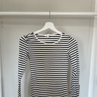 Gestreiftes Langarmshirt in Schwarz-Weiß