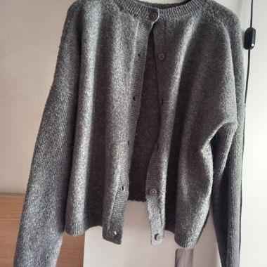 Graue Strickjacke