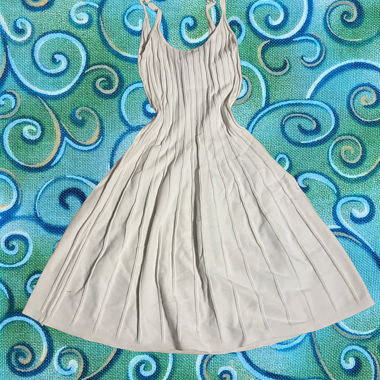 Robe d'été blanche plissée
