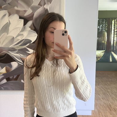 Weisser Strickpullover