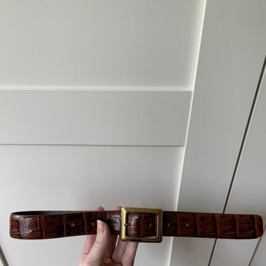 Brauner Ledergürtel mit Krokodilprägung