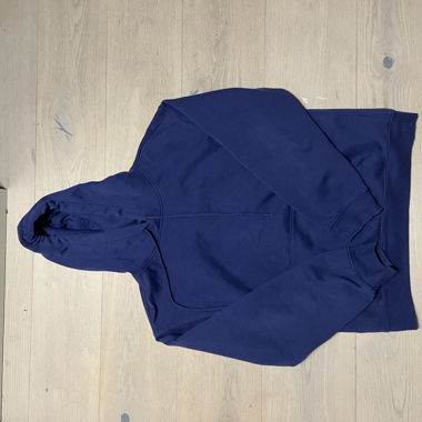 Dunkelbrauer Sweater