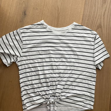 T-shirt a righe con nodo