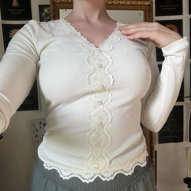 Top bianco a maniche lunghe con pizzo
