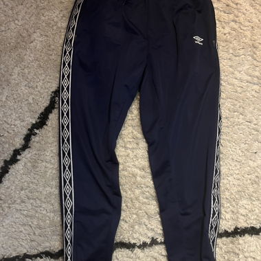 Pantalone sportivo Umbro blu con banda laterale
