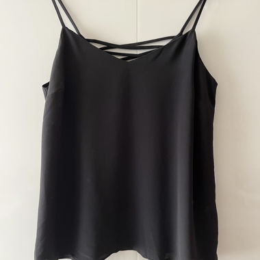 Blouse noire à bretelles spaghetti